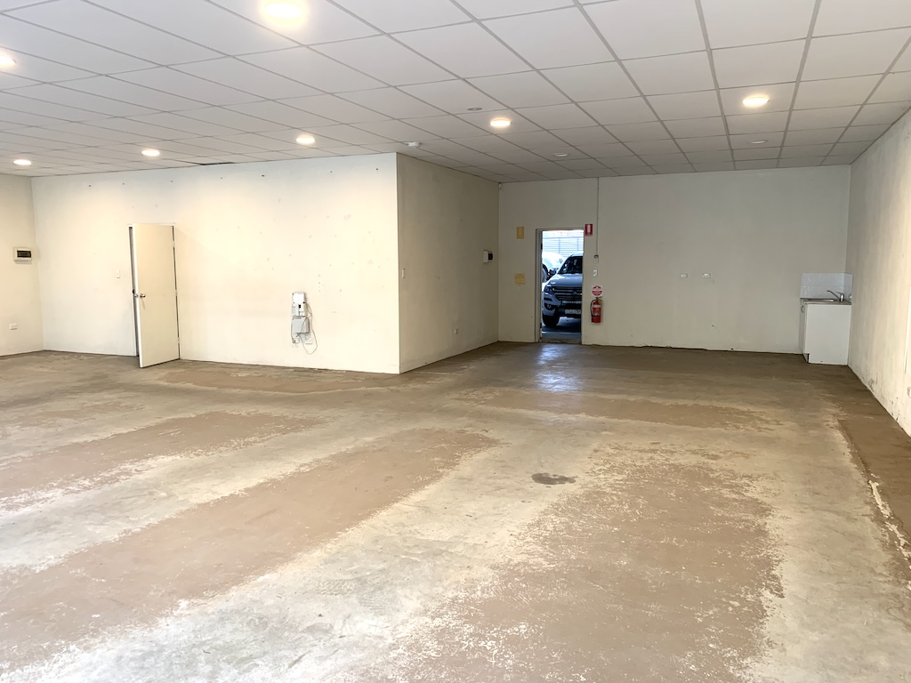 Retail property for lease in the entrance 2