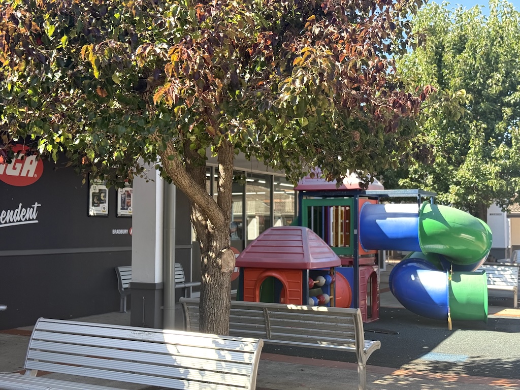 Retail property for lease in bradbury 1