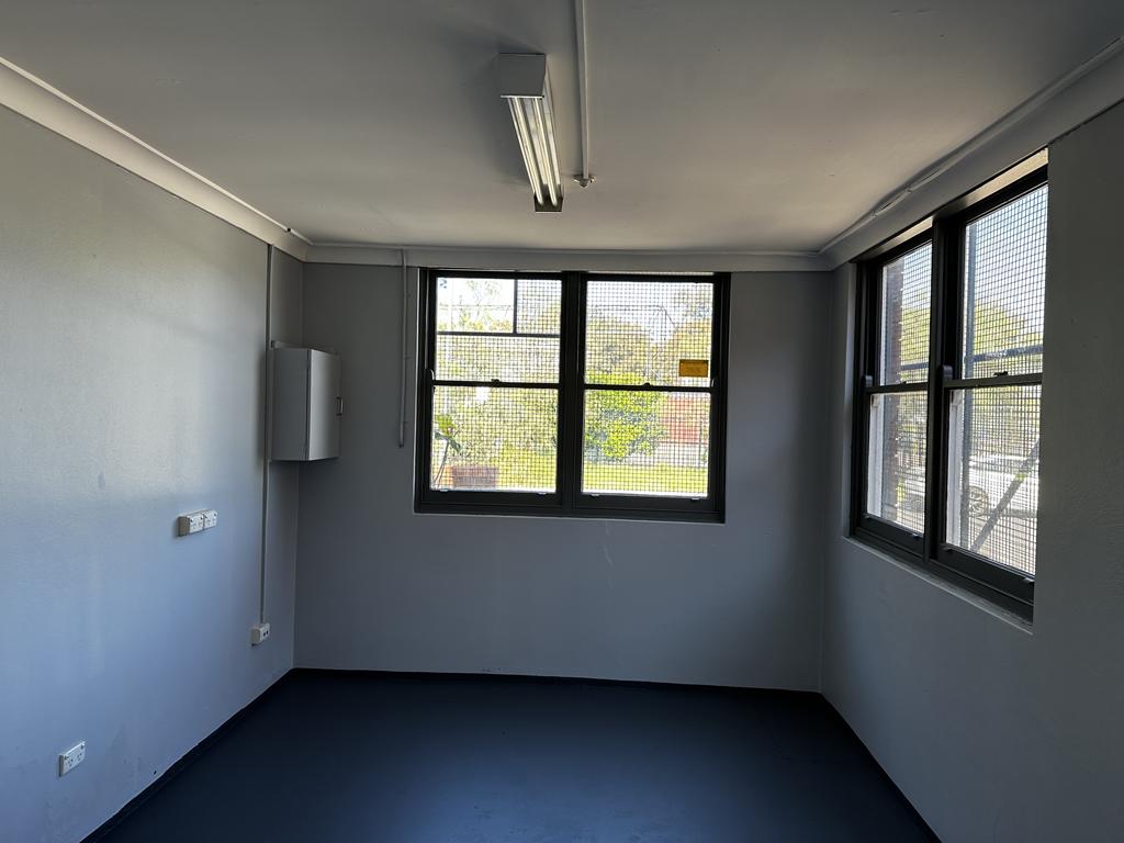 Industrial property for lease in mascot 8