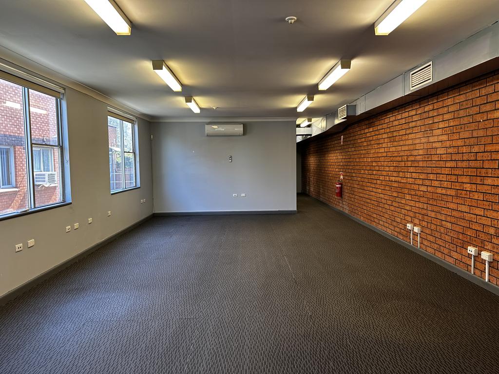 Industrial property for lease in mascot 9