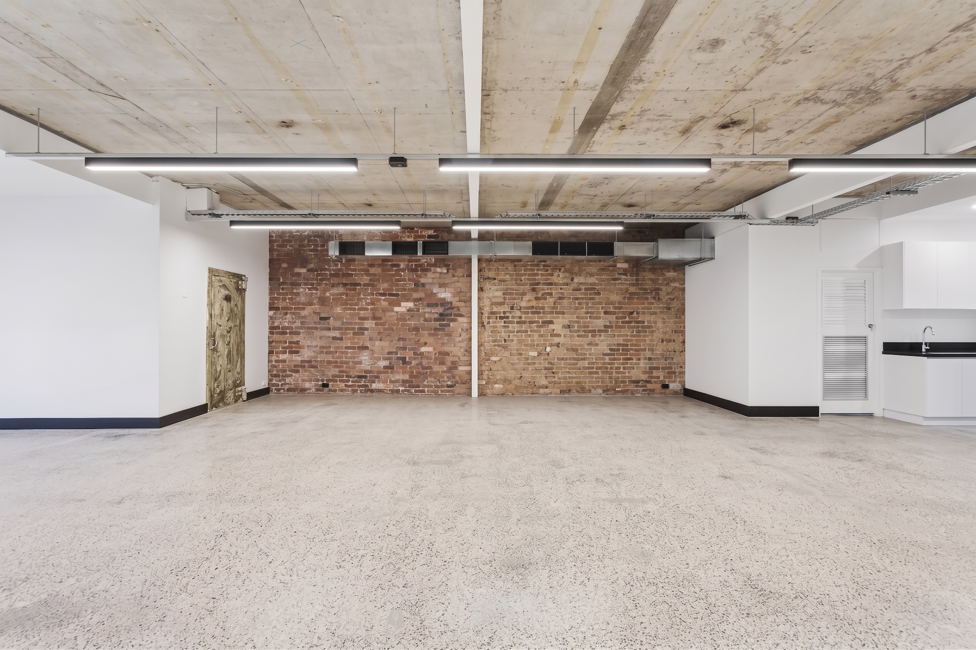 Commercial property for lease in mascot 2